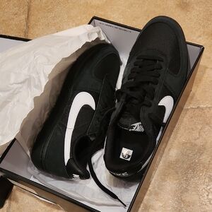 Nike Men's Black and White Sneakers